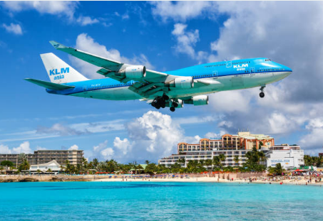 KLM airplane landing on PJIAE in Maho