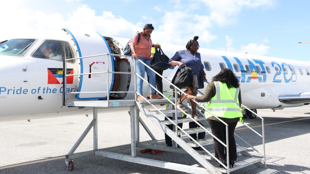 A LIAT20 plane landing on Princess Juliana International Airport