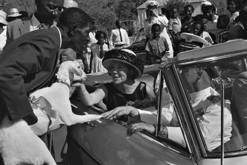 Queen Beatrix receives a lamb from the St. Maarten population, 1965